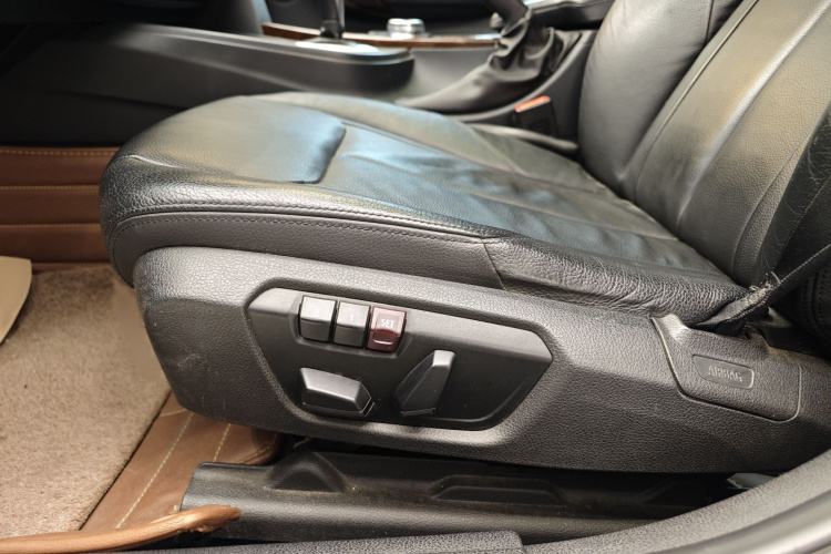 宝马3系 2014款 320Li 豪华设计套装中控内饰7003