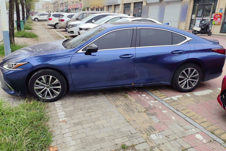 雷克萨斯ES 2020款 200 卓越版车身外观4