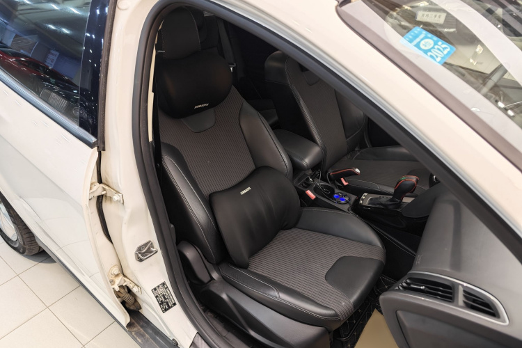 福特 福克斯 2015款 两厢 1.6L 自动风尚型中控内饰7014