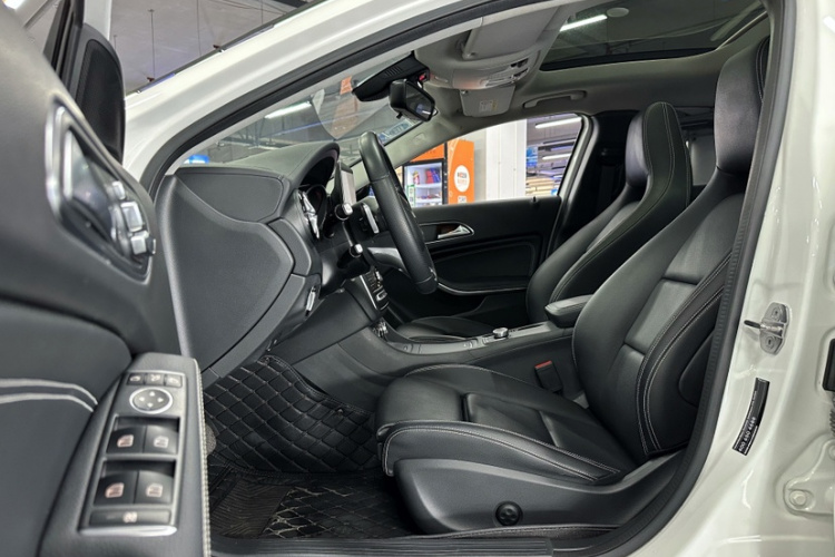 奔驰GLA 2019款 GLA 200 时尚型中控内饰7010