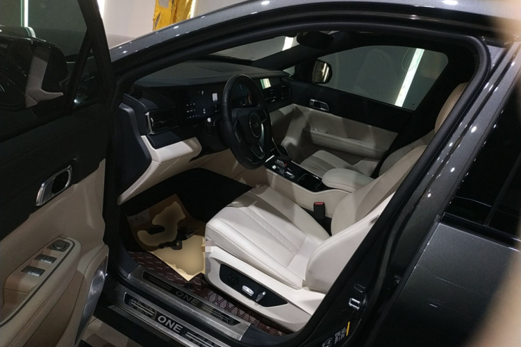 理想汽车 理想ONE 2020款 增程6座版中控内饰7003