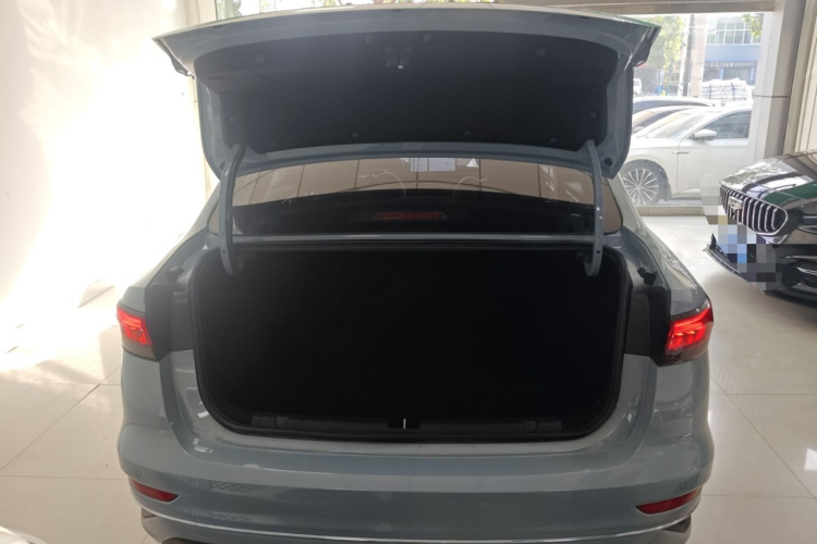 吉利汽车 帝豪 2023款 第4代冠军版 1.5L CVT尊贵型机舱底盘23