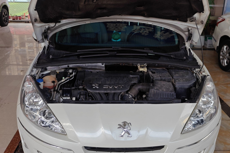 标致408 2013款 2.0L 自动舒适版机舱底盘24