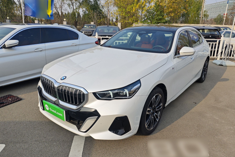 宝马5系 2024款 525Li M运动套装车身外观1