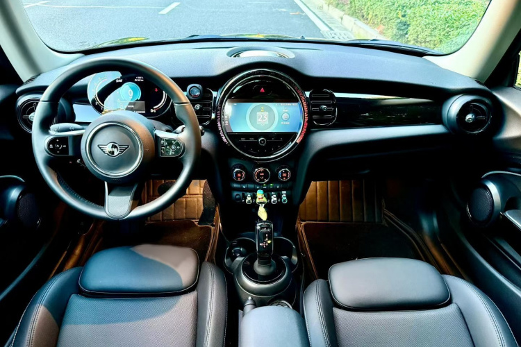 MINI 2023款 改款 1.5T COOPER 艺术家中控内饰7005