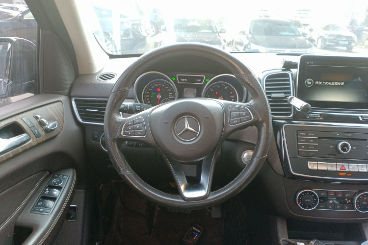 奔驰GLE 2015款 GLE 400 4MATIC中控内饰13