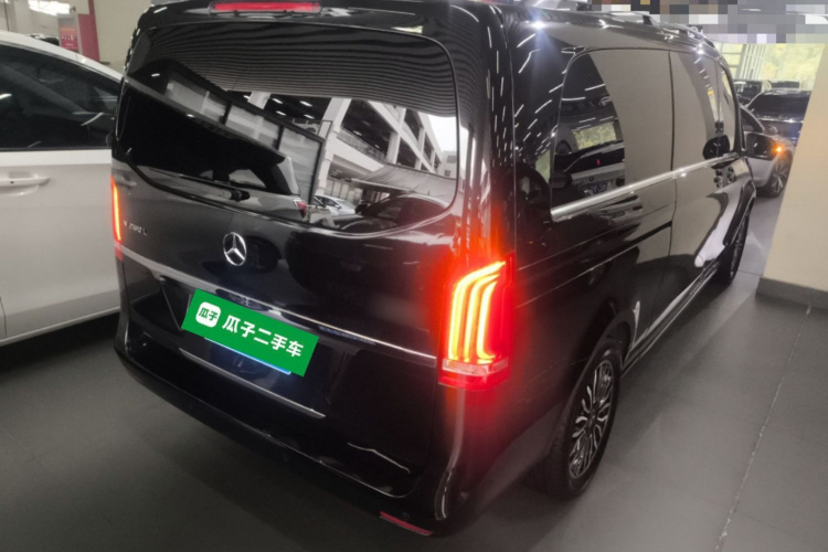 奔驰V级 2017款 V 260 L 尊贵加长版车身外观7