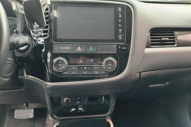 三菱 欧蓝德 2019款 2.4L 四驱致享版 5座 国V局部细节16