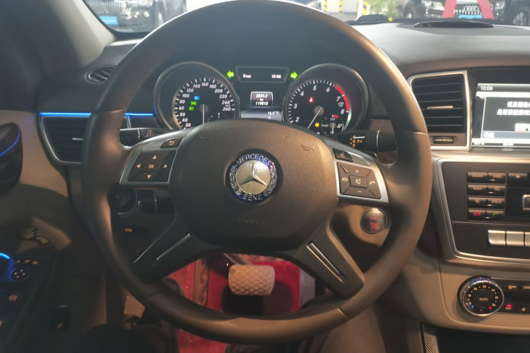 奔驰M级 2014款 ML 400 4MATIC动感型中控内饰13