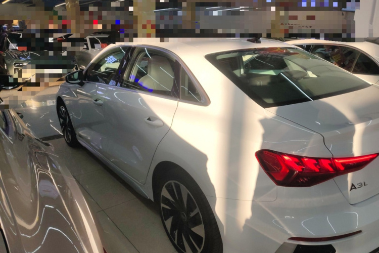 奥迪A3 2023款 改款 A3L Limousine 35 TFSI 时尚运动型车身外观4