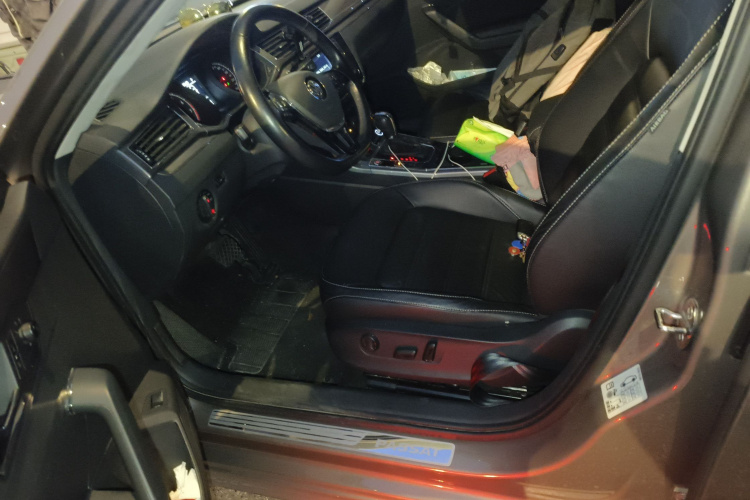 大众 帕萨特 2017款 330TSI DSG尊荣版中控内饰19