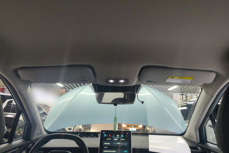 哪吒汽车 哪吒V 2022款 潮 400 Lite中控内饰22