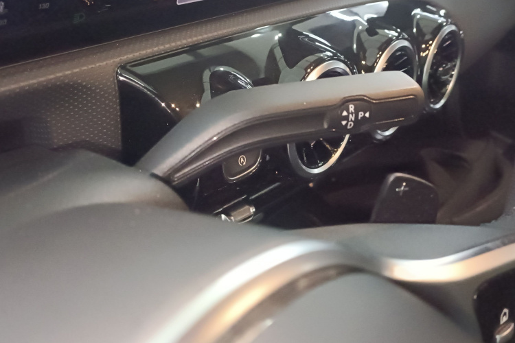 奔驰A级 2021款 A 180 L 运动轿车局部细节18