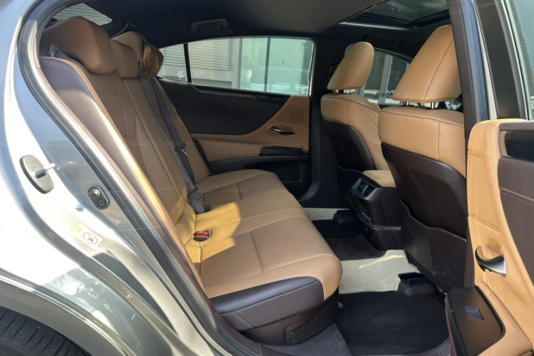 雷克萨斯ES 2018款 300h 卓越版 国V中控内饰7010