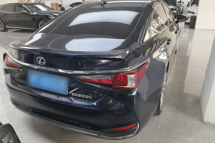 雷克萨斯ES 2020款 300h 行政版车身外观7