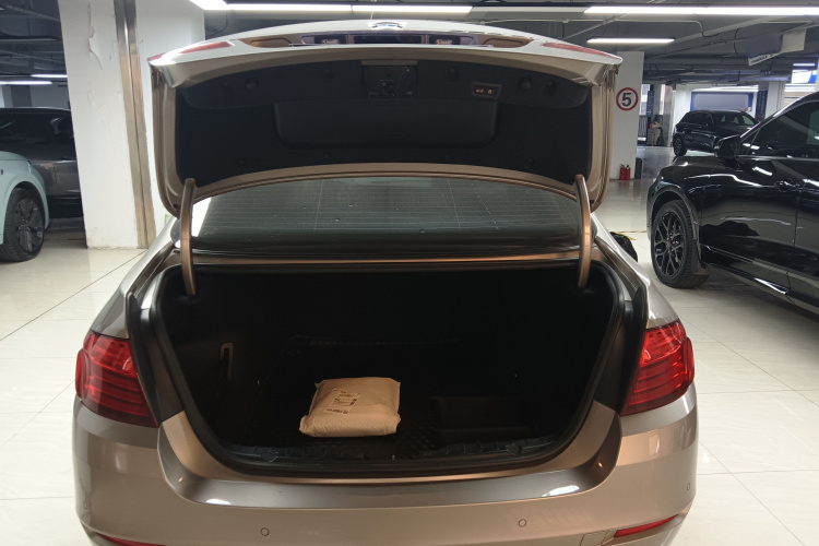 宝马5系 2014款 520Li 典雅型机舱底盘23