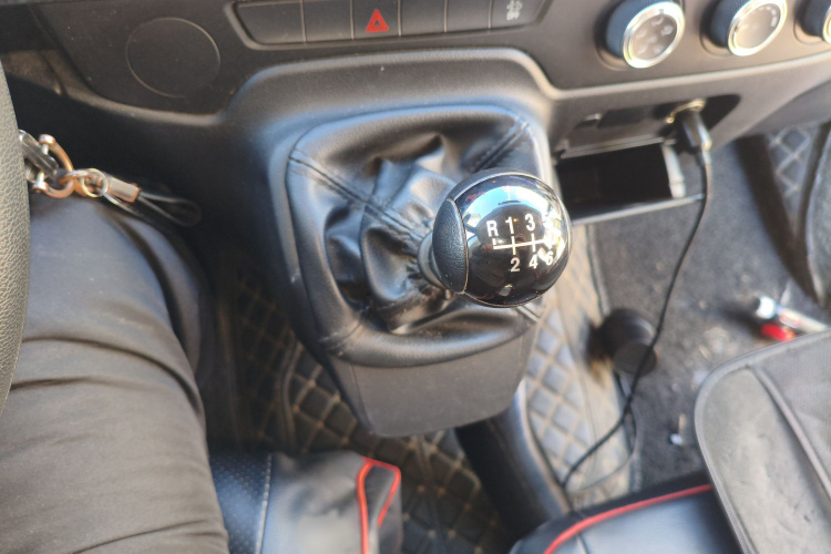 江铃福顺 2023款 2.0T 手动短轴低顶商运型多功能乘用车6座 双开尾门局部细节18