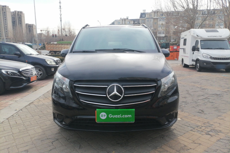 奔驰 威霆 2021款 2.0T 精英版 7座车身外观2