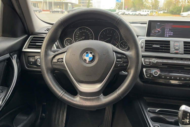 宝马3系 2017款 318i 时尚型局部细节13