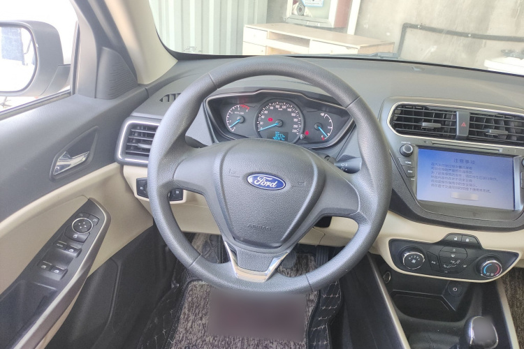 福特 福睿斯 2015款 1.5L 手动舒适型中控内饰13