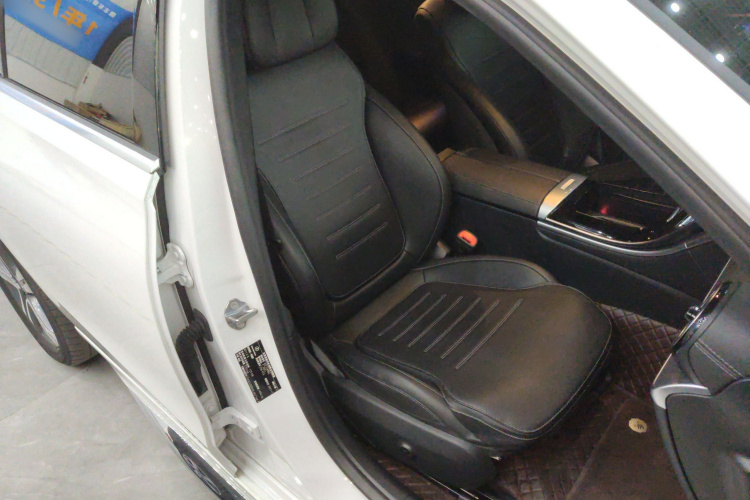 奔驰C级 2022款 C 200 L 运动版局部细节41