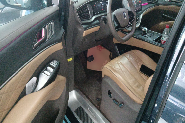 腾势D9 2022款 DM-i 970 四驱尊荣型中控内饰20