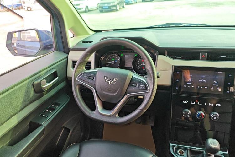 五菱汽车 五菱宏光PLUS 2020款 1.5L 手动舒适型 7座中控内饰13