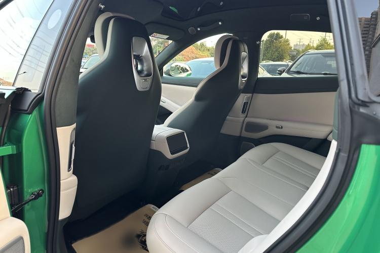 小米汽车 小米YU7 2025款 超长续航高性能四驱Max版中控内饰7008