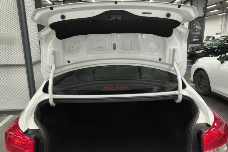 现代 瑞纳 2017款 1.4L 手动焕新版 国V机舱底盘23