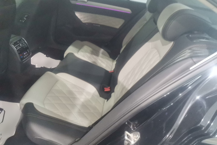 大众 迈腾 2023款 200万辆纪念版 330TSI DSG豪华型中控内饰7004