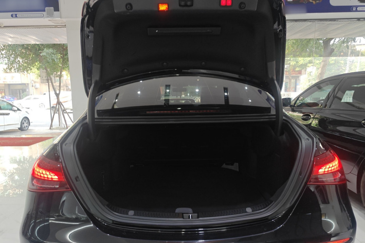 奔驰E级 2021款 改款 E 300 L 运动豪华型局部细节23