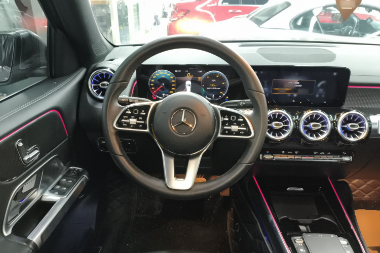 奔驰GLB 2021款 GLB 200 动感型中控内饰13