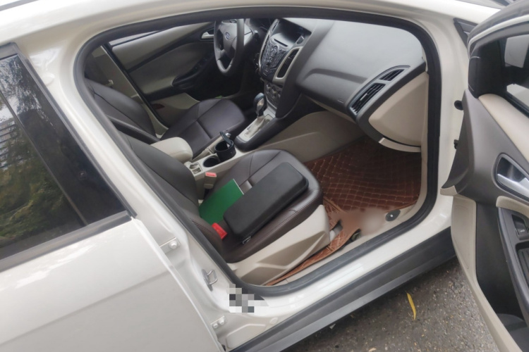 福特 福克斯 2012款 三厢 1.6L 自动舒适型局部细节9005