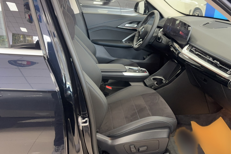 宝马iX1 2025款 eDrive25L M运动套装中控内饰7001