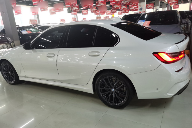 宝马3系 2022款 改款 325i M运动曜夜套装车身外观4