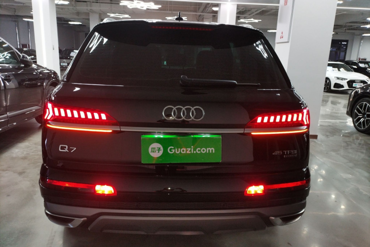 奥迪Q7 2023款 45 TFSI quattro S line运动型车身外观6