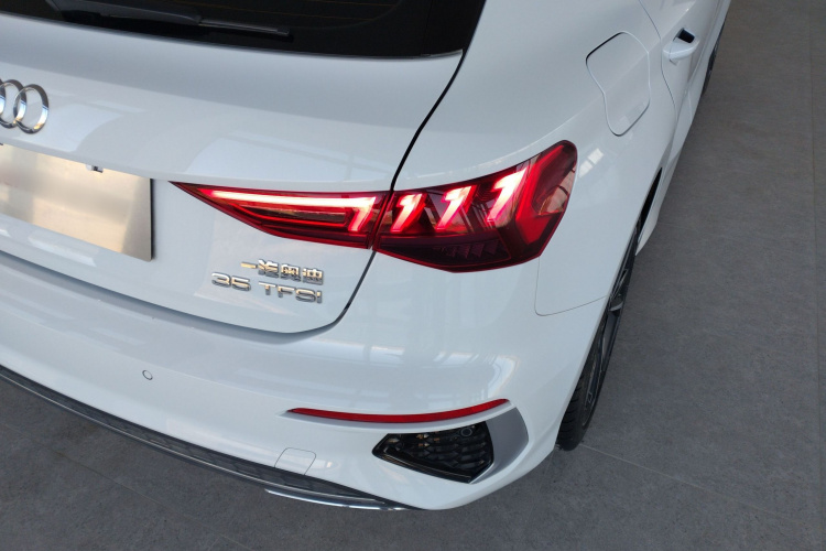 奥迪A3 2024款 Sportback 35 TFSI 时尚运动型车身外观9