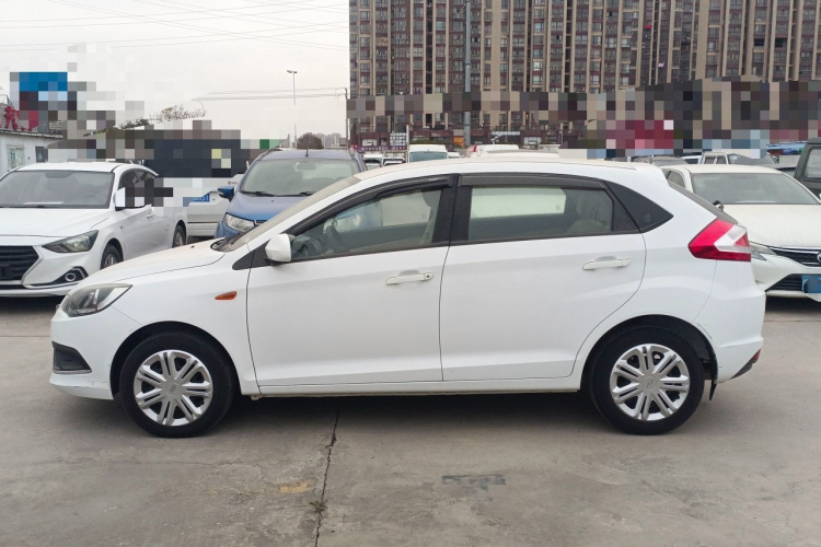 奇瑞 风云2 2015款 1.5L 手动新锐版车身外观4