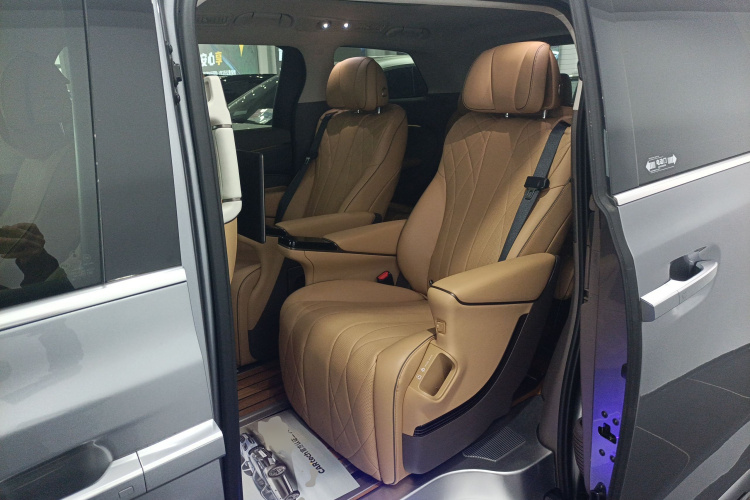 腾势D9 2022款 DM-i 970 四驱旗舰型中控内饰7004