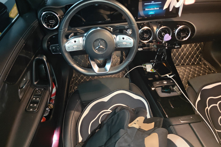 奔驰A级 2020款 A 180 L 运动轿车中控内饰13