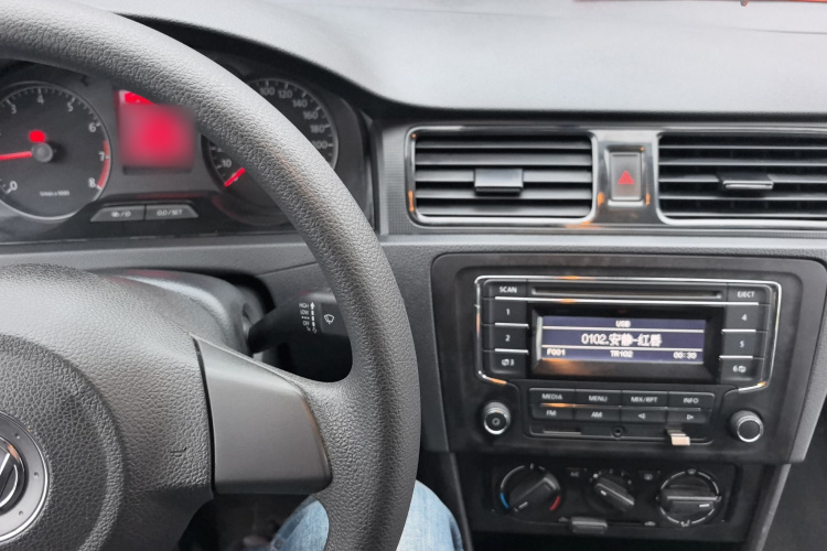 大众 桑塔纳 2013款 1.6L 手动风尚版中控内饰12