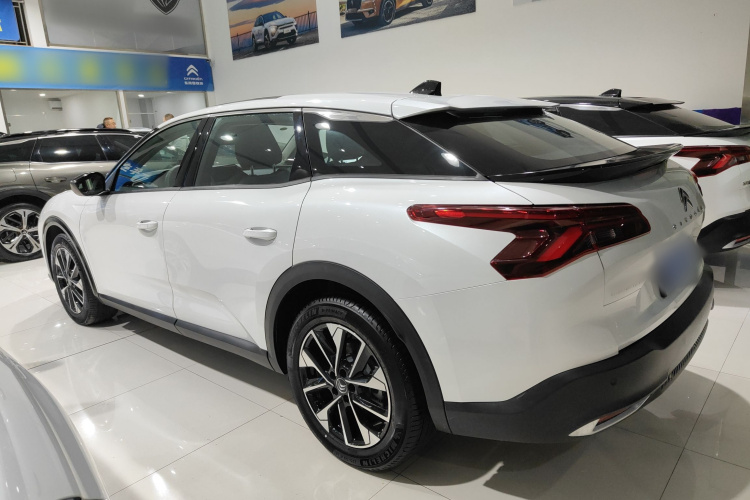 雪铁龙 凡尔赛C5 X 2023款 1.6T 享不凡车身外观4