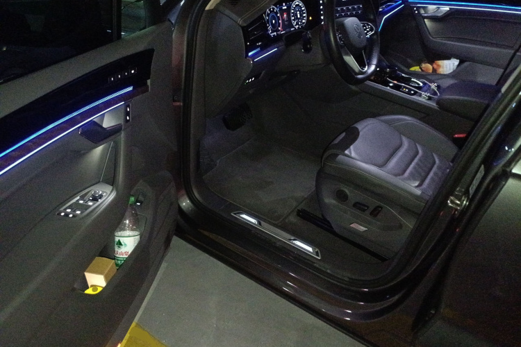 大众 途锐 2022款 3.0TSI 锐享版 曜黑运动套装中控内饰20