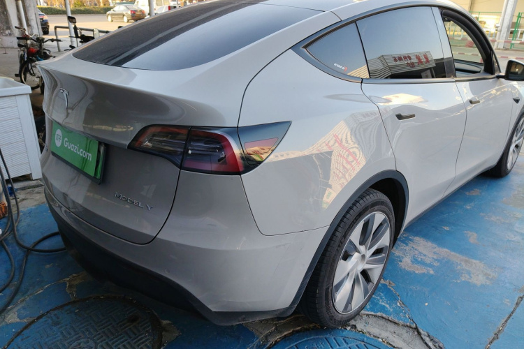 特斯拉 Model Y 2021款 标准续航后驱版车身外观9