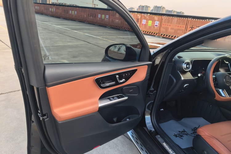 奔驰GLC 2025款 GLC 300 L 4MATIC 动感型 5座中控内饰7002