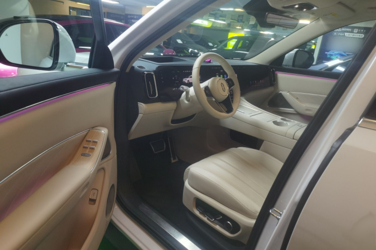 鸿蒙智行 问界M8 2025款 增程 Max+版 53.4kWh 6座版中控内饰7003