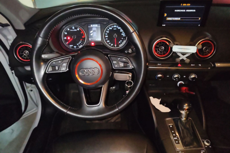 奥迪A3 2017款 Sportback 35 TFSI 进取型中控内饰13