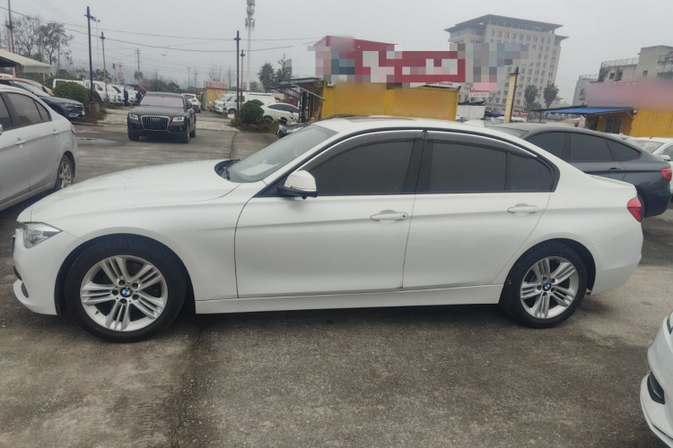 宝马3系 2016款 320i 时尚型车身外观4