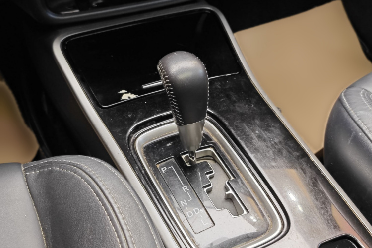 三菱 欧蓝德 2019款 2.0L 两驱畅享版 5座 国V中控内饰7008