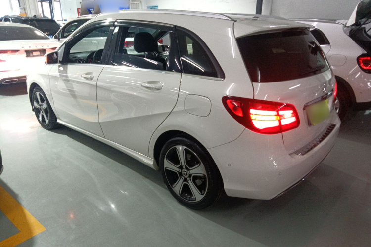 奔驰B级 2018款 B 200 时尚型车身外观4